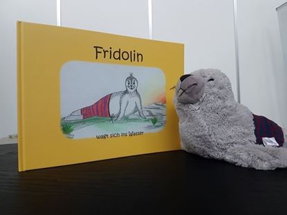 Bild von Plüschtier und Kinderbuch Fridolin